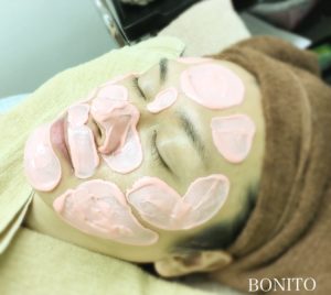 メンズ美容の時代です！男性人気のメニューは「美肌改善ワックス」「眉メイクケア」です。