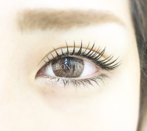 BONITOの「バービーカール」でトリートメントをしっかりとしてイキイキとしたお目元へ