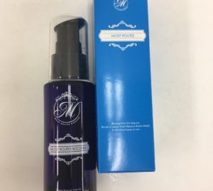 お肌に潤いは足りていますか？モイストルーツ1本で本当の潤いを手に入れることが出来ます。