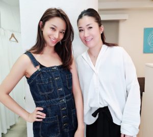 女優の高橋メアリージュン様が「眉メイクケア」と「バービーカール」でご来店されました。