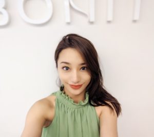 女優の高橋メアリージュン様がバービーカールと眉メイクケアでご来店されました。