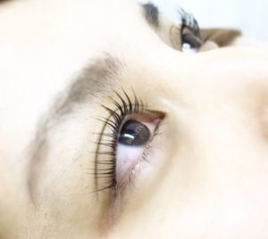 まつ育をしながらBONITOのバービーカールで付けまつ毛のような目力へ！