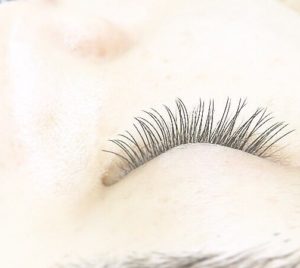 夏はまつ毛エクステにしてみませんか？まつ毛エクステですっぴん美人へ