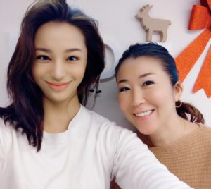 女優の高橋メアリージュン様が眉メイクケア、バービーカールのメンテナンスでご来店されました！